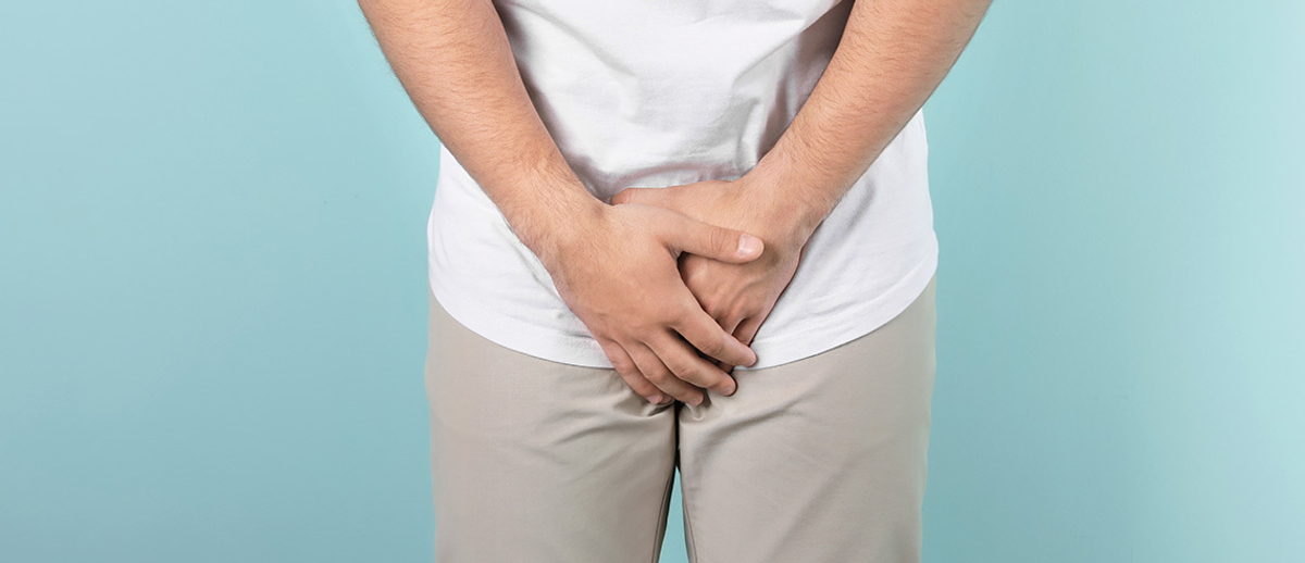 Hombre mayor caminando en parque como parte de sus hábitos de bienestar diario