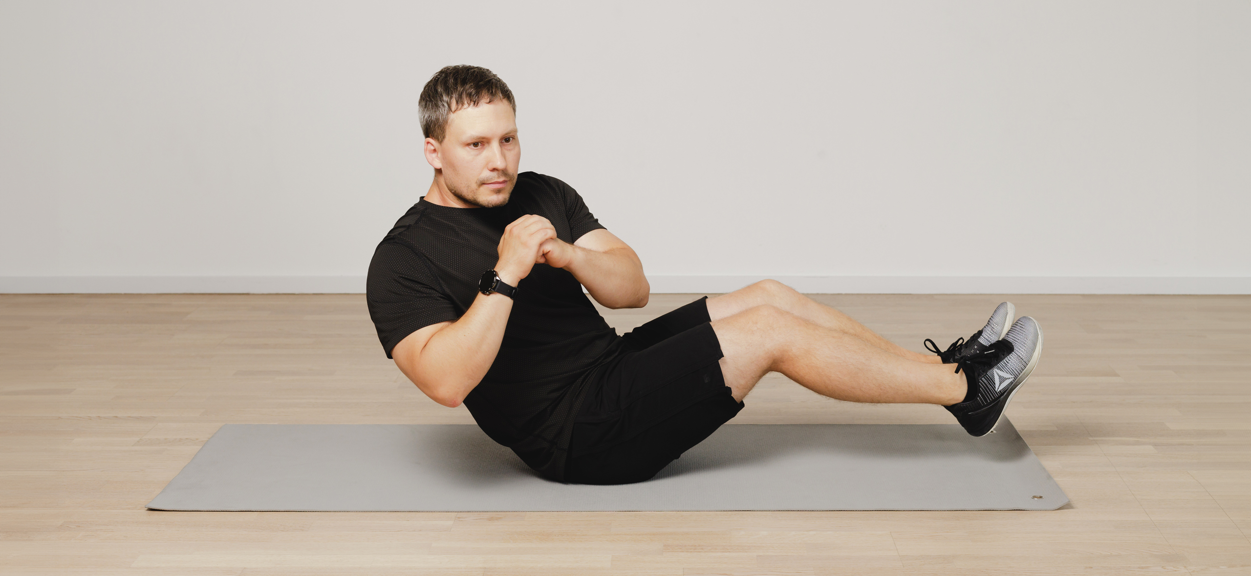 Hombre mayor practicando ejercicio al aire libre con ropa cómoda